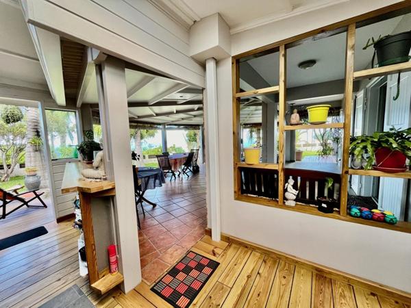 Jolie villa traditionnelle avec jardin luxuriant et vue mer imprenable