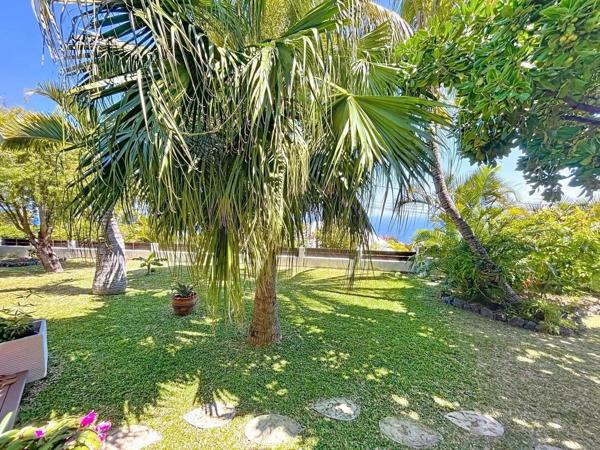 Jolie villa traditionnelle avec jardin luxuriant et vue mer imprenable