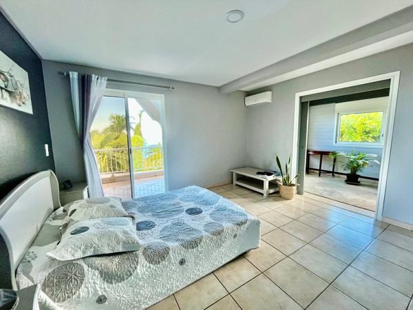 Jolie villa traditionnelle avec jardin luxuriant et vue mer imprenable