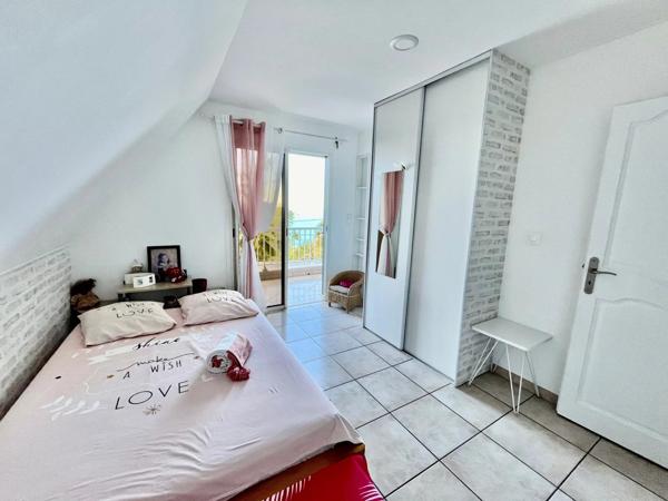 Jolie villa traditionnelle avec jardin luxuriant et vue mer imprenable