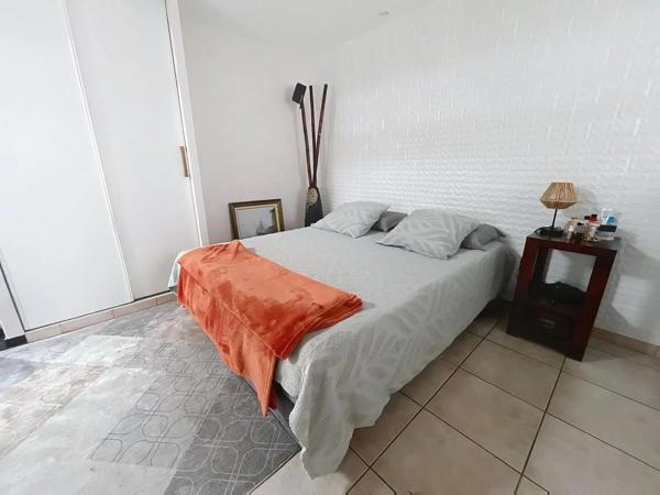 Jolie villa traditionnelle avec jardin luxuriant et vue mer imprenable