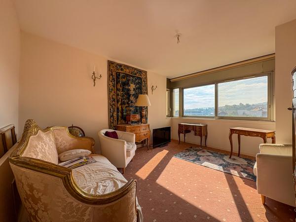 Appartement T2 49 m² carrefour europe