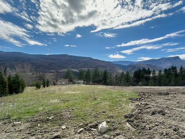 A vendre : Terrain constructible  viabilisé d'une surface de 1500m² dans un environnement  incroyable à 5 minutes de Sisteron, Alpes de haute Provence