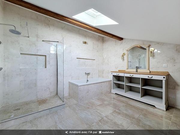 Maison rénovée avec piscine et jardin