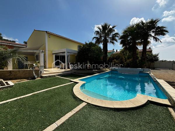 Nichée dans un environnement calme et recherché de Balaruc-les-Bains, cette villa de 192 m² s’inscrit harmonieusement sur une parcelle de 930 m², offrant un cadre de vie alliant confort, élégance et fonctionnalité.

Dès l’arrivée, un portail électrique s’ouvre sur la propriété, permettant de stationner un véhicule au sein du jardin, et donnant accès à un garage fermé pouvant accueillir plusieurs usages : stationnement, espace de rangement ou atelier.

L’entrée de la maison dévoile une pièce de vie aux volumes remarquables, baignée de lumière naturelle grâce à de larges ouvertures et sublimée par une belle hauteur sous plafond. Cet espace de réception, à la fois raffiné et convivial, s’articule autour d’une cuisine ouverte parfaitement intégrée.

Le rez-de-chaussée propose une élégante suite parentale aux proportions généreuses, pensée comme un véritable espace privé, avec une salle d’eau comprenant une douche à l’italienne et une baignoire. Un WC indépendant ainsi qu’un espace buanderie viennent compléter ce niveau avec praticité.

À l’étage, un espace ouvert, modulable selon vos besoins, pourra accueillir un bureau, un salon secondaire ou un espace détente. Trois chambres confortables s’y déploient, accompagnées d’une salle de bain ainsi que d’une salle d’eau avec WC.

À l’extérieur, le jardin offre un cadre agréable et préservé, idéal pour profiter pleinement de la piscine dans un environnement serein.

Un véritable atout complète l’ensemble : un studio indépendant disposant de son entrée privative et de son extérieur, parfait pour recevoir, générer un revenu locatif ou exercer une activité professionnelle en toute autonomie.

La villa bénéficie également de prestations techniques appréciables : menuiseries en double vitrage, vide sanitaire et système de drainage des eaux pluviales (gouttières), assurant confort et pérennité.

Une propriété élégante et complète, pensée pour une qualité de vie durable.

Un bien rare sur le secteur, idéal pour une résidence principale ou un projet de vie alliant confort et potentiel.