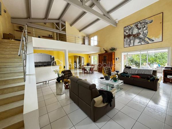 Nichée dans un environnement calme et recherché de Balaruc-les-Bains, cette villa de 192 m² s’inscrit harmonieusement sur une parcelle de 930 m², offrant un cadre de vie alliant confort, élégance et fonctionnalité.

Dès l’arrivée, un portail électrique s’ouvre sur la propriété, permettant de stationner un véhicule au sein du jardin, et donnant accès à un garage fermé pouvant accueillir plusieurs usages : stationnement, espace de rangement ou atelier.

L’entrée de la maison dévoile une pièce de vie aux volumes remarquables, baignée de lumière naturelle grâce à de larges ouvertures et sublimée par une belle hauteur sous plafond. Cet espace de réception, à la fois raffiné et convivial, s’articule autour d’une cuisine ouverte parfaitement intégrée.

Le rez-de-chaussée propose une élégante suite parentale aux proportions généreuses, pensée comme un véritable espace privé, avec une salle d’eau comprenant une douche à l’italienne et une baignoire. Un WC indépendant ainsi qu’un espace buanderie viennent compléter ce niveau avec praticité.

À l’étage, un espace ouvert, modulable selon vos besoins, pourra accueillir un bureau, un salon secondaire ou un espace détente. Trois chambres confortables s’y déploient, accompagnées d’une salle de bain ainsi que d’une salle d’eau avec WC.

À l’extérieur, le jardin offre un cadre agréable et préservé, idéal pour profiter pleinement de la piscine dans un environnement serein.

Un véritable atout complète l’ensemble : un studio indépendant disposant de son entrée privative et de son extérieur, parfait pour recevoir, générer un revenu locatif ou exercer une activité professionnelle en toute autonomie.

La villa bénéficie également de prestations techniques appréciables : menuiseries en double vitrage, vide sanitaire et système de drainage des eaux pluviales (gouttières), assurant confort et pérennité.

Une propriété élégante et complète, pensée pour une qualité de vie durable.

Un bien rare sur le secteur, idéal pour une résidence principale ou un projet de vie alliant confort et potentiel.