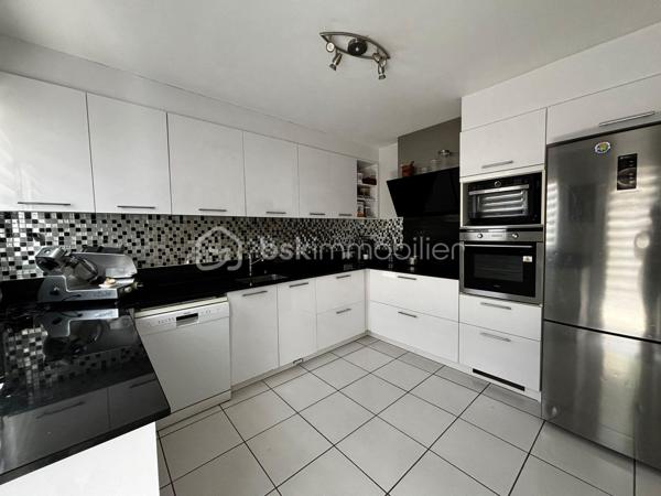 Nichée dans un environnement calme et recherché de Balaruc-les-Bains, cette villa de 192 m² s’inscrit harmonieusement sur une parcelle de 930 m², offrant un cadre de vie alliant confort, élégance et fonctionnalité.

Dès l’arrivée, un portail électrique s’ouvre sur la propriété, permettant de stationner un véhicule au sein du jardin, et donnant accès à un garage fermé pouvant accueillir plusieurs usages : stationnement, espace de rangement ou atelier.

L’entrée de la maison dévoile une pièce de vie aux volumes remarquables, baignée de lumière naturelle grâce à de larges ouvertures et sublimée par une belle hauteur sous plafond. Cet espace de réception, à la fois raffiné et convivial, s’articule autour d’une cuisine ouverte parfaitement intégrée.

Le rez-de-chaussée propose une élégante suite parentale aux proportions généreuses, pensée comme un véritable espace privé, avec une salle d’eau comprenant une douche à l’italienne et une baignoire. Un WC indépendant ainsi qu’un espace buanderie viennent compléter ce niveau avec praticité.

À l’étage, un espace ouvert, modulable selon vos besoins, pourra accueillir un bureau, un salon secondaire ou un espace détente. Trois chambres confortables s’y déploient, accompagnées d’une salle de bain ainsi que d’une salle d’eau avec WC.

À l’extérieur, le jardin offre un cadre agréable et préservé, idéal pour profiter pleinement de la piscine dans un environnement serein.

Un véritable atout complète l’ensemble : un studio indépendant disposant de son entrée privative et de son extérieur, parfait pour recevoir, générer un revenu locatif ou exercer une activité professionnelle en toute autonomie.

La villa bénéficie également de prestations techniques appréciables : menuiseries en double vitrage, vide sanitaire et système de drainage des eaux pluviales (gouttières), assurant confort et pérennité.

Une propriété élégante et complète, pensée pour une qualité de vie durable.

Un bien rare sur le secteur, idéal pour une résidence principale ou un projet de vie alliant confort et potentiel.