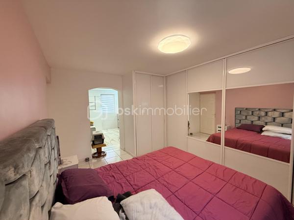 Nichée dans un environnement calme et recherché de Balaruc-les-Bains, cette villa de 192 m² s’inscrit harmonieusement sur une parcelle de 930 m², offrant un cadre de vie alliant confort, élégance et fonctionnalité.

Dès l’arrivée, un portail électrique s’ouvre sur la propriété, permettant de stationner un véhicule au sein du jardin, et donnant accès à un garage fermé pouvant accueillir plusieurs usages : stationnement, espace de rangement ou atelier.

L’entrée de la maison dévoile une pièce de vie aux volumes remarquables, baignée de lumière naturelle grâce à de larges ouvertures et sublimée par une belle hauteur sous plafond. Cet espace de réception, à la fois raffiné et convivial, s’articule autour d’une cuisine ouverte parfaitement intégrée.

Le rez-de-chaussée propose une élégante suite parentale aux proportions généreuses, pensée comme un véritable espace privé, avec une salle d’eau comprenant une douche à l’italienne et une baignoire. Un WC indépendant ainsi qu’un espace buanderie viennent compléter ce niveau avec praticité.

À l’étage, un espace ouvert, modulable selon vos besoins, pourra accueillir un bureau, un salon secondaire ou un espace détente. Trois chambres confortables s’y déploient, accompagnées d’une salle de bain ainsi que d’une salle d’eau avec WC.

À l’extérieur, le jardin offre un cadre agréable et préservé, idéal pour profiter pleinement de la piscine dans un environnement serein.

Un véritable atout complète l’ensemble : un studio indépendant disposant de son entrée privative et de son extérieur, parfait pour recevoir, générer un revenu locatif ou exercer une activité professionnelle en toute autonomie.

La villa bénéficie également de prestations techniques appréciables : menuiseries en double vitrage, vide sanitaire et système de drainage des eaux pluviales (gouttières), assurant confort et pérennité.

Une propriété élégante et complète, pensée pour une qualité de vie durable.

Un bien rare sur le secteur, idéal pour une résidence principale ou un projet de vie alliant confort et potentiel.