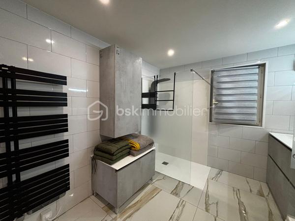 Nichée dans un environnement calme et recherché de Balaruc-les-Bains, cette villa de 192 m² s’inscrit harmonieusement sur une parcelle de 930 m², offrant un cadre de vie alliant confort, élégance et fonctionnalité.

Dès l’arrivée, un portail électrique s’ouvre sur la propriété, permettant de stationner un véhicule au sein du jardin, et donnant accès à un garage fermé pouvant accueillir plusieurs usages : stationnement, espace de rangement ou atelier.

L’entrée de la maison dévoile une pièce de vie aux volumes remarquables, baignée de lumière naturelle grâce à de larges ouvertures et sublimée par une belle hauteur sous plafond. Cet espace de réception, à la fois raffiné et convivial, s’articule autour d’une cuisine ouverte parfaitement intégrée.

Le rez-de-chaussée propose une élégante suite parentale aux proportions généreuses, pensée comme un véritable espace privé, avec une salle d’eau comprenant une douche à l’italienne et une baignoire. Un WC indépendant ainsi qu’un espace buanderie viennent compléter ce niveau avec praticité.

À l’étage, un espace ouvert, modulable selon vos besoins, pourra accueillir un bureau, un salon secondaire ou un espace détente. Trois chambres confortables s’y déploient, accompagnées d’une salle de bain ainsi que d’une salle d’eau avec WC.

À l’extérieur, le jardin offre un cadre agréable et préservé, idéal pour profiter pleinement de la piscine dans un environnement serein.

Un véritable atout complète l’ensemble : un studio indépendant disposant de son entrée privative et de son extérieur, parfait pour recevoir, générer un revenu locatif ou exercer une activité professionnelle en toute autonomie.

La villa bénéficie également de prestations techniques appréciables : menuiseries en double vitrage, vide sanitaire et système de drainage des eaux pluviales (gouttières), assurant confort et pérennité.

Une propriété élégante et complète, pensée pour une qualité de vie durable.

Un bien rare sur le secteur, idéal pour une résidence principale ou un projet de vie alliant confort et potentiel.