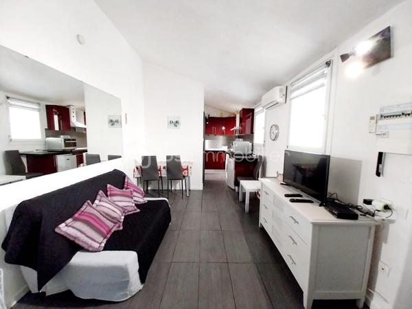 Nichée dans un environnement calme et recherché de Balaruc-les-Bains, cette villa de 192 m² s’inscrit harmonieusement sur une parcelle de 930 m², offrant un cadre de vie alliant confort, élégance et fonctionnalité.

Dès l’arrivée, un portail électrique s’ouvre sur la propriété, permettant de stationner un véhicule au sein du jardin, et donnant accès à un garage fermé pouvant accueillir plusieurs usages : stationnement, espace de rangement ou atelier.

L’entrée de la maison dévoile une pièce de vie aux volumes remarquables, baignée de lumière naturelle grâce à de larges ouvertures et sublimée par une belle hauteur sous plafond. Cet espace de réception, à la fois raffiné et convivial, s’articule autour d’une cuisine ouverte parfaitement intégrée.

Le rez-de-chaussée propose une élégante suite parentale aux proportions généreuses, pensée comme un véritable espace privé, avec une salle d’eau comprenant une douche à l’italienne et une baignoire. Un WC indépendant ainsi qu’un espace buanderie viennent compléter ce niveau avec praticité.

À l’étage, un espace ouvert, modulable selon vos besoins, pourra accueillir un bureau, un salon secondaire ou un espace détente. Trois chambres confortables s’y déploient, accompagnées d’une salle de bain ainsi que d’une salle d’eau avec WC.

À l’extérieur, le jardin offre un cadre agréable et préservé, idéal pour profiter pleinement de la piscine dans un environnement serein.

Un véritable atout complète l’ensemble : un studio indépendant disposant de son entrée privative et de son extérieur, parfait pour recevoir, générer un revenu locatif ou exercer une activité professionnelle en toute autonomie.

La villa bénéficie également de prestations techniques appréciables : menuiseries en double vitrage, vide sanitaire et système de drainage des eaux pluviales (gouttières), assurant confort et pérennité.

Une propriété élégante et complète, pensée pour une qualité de vie durable.

Un bien rare sur le secteur, idéal pour une résidence principale ou un projet de vie alliant confort et potentiel.