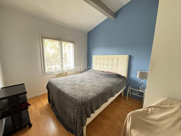 Nichée dans un environnement calme et recherché de Balaruc-les-Bains, cette villa de 192 m² s’inscrit harmonieusement sur une parcelle de 930 m², offrant un cadre de vie alliant confort, élégance et fonctionnalité.

Dès l’arrivée, un portail électrique s’ouvre sur la propriété, permettant de stationner un véhicule au sein du jardin, et donnant accès à un garage fermé pouvant accueillir plusieurs usages : stationnement, espace de rangement ou atelier.

L’entrée de la maison dévoile une pièce de vie aux volumes remarquables, baignée de lumière naturelle grâce à de larges ouvertures et sublimée par une belle hauteur sous plafond. Cet espace de réception, à la fois raffiné et convivial, s’articule autour d’une cuisine ouverte parfaitement intégrée.

Le rez-de-chaussée propose une élégante suite parentale aux proportions généreuses, pensée comme un véritable espace privé, avec une salle d’eau comprenant une douche à l’italienne et une baignoire. Un WC indépendant ainsi qu’un espace buanderie viennent compléter ce niveau avec praticité.

À l’étage, un espace ouvert, modulable selon vos besoins, pourra accueillir un bureau, un salon secondaire ou un espace détente. Trois chambres confortables s’y déploient, accompagnées d’une salle de bain ainsi que d’une salle d’eau avec WC.

À l’extérieur, le jardin offre un cadre agréable et préservé, idéal pour profiter pleinement de la piscine dans un environnement serein.

Un véritable atout complète l’ensemble : un studio indépendant disposant de son entrée privative et de son extérieur, parfait pour recevoir, générer un revenu locatif ou exercer une activité professionnelle en toute autonomie.

La villa bénéficie également de prestations techniques appréciables : menuiseries en double vitrage, vide sanitaire et système de drainage des eaux pluviales (gouttières), assurant confort et pérennité.

Une propriété élégante et complète, pensée pour une qualité de vie durable.

Un bien rare sur le secteur, idéal pour une résidence principale ou un projet de vie alliant confort et potentiel.