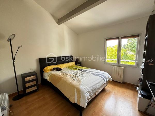 Nichée dans un environnement calme et recherché de Balaruc-les-Bains, cette villa de 192 m² s’inscrit harmonieusement sur une parcelle de 930 m², offrant un cadre de vie alliant confort, élégance et fonctionnalité.

Dès l’arrivée, un portail électrique s’ouvre sur la propriété, permettant de stationner un véhicule au sein du jardin, et donnant accès à un garage fermé pouvant accueillir plusieurs usages : stationnement, espace de rangement ou atelier.

L’entrée de la maison dévoile une pièce de vie aux volumes remarquables, baignée de lumière naturelle grâce à de larges ouvertures et sublimée par une belle hauteur sous plafond. Cet espace de réception, à la fois raffiné et convivial, s’articule autour d’une cuisine ouverte parfaitement intégrée.

Le rez-de-chaussée propose une élégante suite parentale aux proportions généreuses, pensée comme un véritable espace privé, avec une salle d’eau comprenant une douche à l’italienne et une baignoire. Un WC indépendant ainsi qu’un espace buanderie viennent compléter ce niveau avec praticité.

À l’étage, un espace ouvert, modulable selon vos besoins, pourra accueillir un bureau, un salon secondaire ou un espace détente. Trois chambres confortables s’y déploient, accompagnées d’une salle de bain ainsi que d’une salle d’eau avec WC.

À l’extérieur, le jardin offre un cadre agréable et préservé, idéal pour profiter pleinement de la piscine dans un environnement serein.

Un véritable atout complète l’ensemble : un studio indépendant disposant de son entrée privative et de son extérieur, parfait pour recevoir, générer un revenu locatif ou exercer une activité professionnelle en toute autonomie.

La villa bénéficie également de prestations techniques appréciables : menuiseries en double vitrage, vide sanitaire et système de drainage des eaux pluviales (gouttières), assurant confort et pérennité.

Une propriété élégante et complète, pensée pour une qualité de vie durable.

Un bien rare sur le secteur, idéal pour une résidence principale ou un projet de vie alliant confort et potentiel.