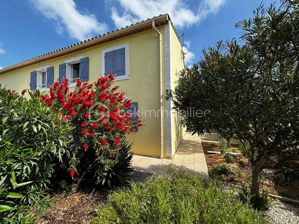 Nichée dans un environnement calme et recherché de Balaruc-les-Bains, cette villa de 192 m² s’inscrit harmonieusement sur une parcelle de 930 m², offrant un cadre de vie alliant confort, élégance et fonctionnalité.

Dès l’arrivée, un portail électrique s’ouvre sur la propriété, permettant de stationner un véhicule au sein du jardin, et donnant accès à un garage fermé pouvant accueillir plusieurs usages : stationnement, espace de rangement ou atelier.

L’entrée de la maison dévoile une pièce de vie aux volumes remarquables, baignée de lumière naturelle grâce à de larges ouvertures et sublimée par une belle hauteur sous plafond. Cet espace de réception, à la fois raffiné et convivial, s’articule autour d’une cuisine ouverte parfaitement intégrée.

Le rez-de-chaussée propose une élégante suite parentale aux proportions généreuses, pensée comme un véritable espace privé, avec une salle d’eau comprenant une douche à l’italienne et une baignoire. Un WC indépendant ainsi qu’un espace buanderie viennent compléter ce niveau avec praticité.

À l’étage, un espace ouvert, modulable selon vos besoins, pourra accueillir un bureau, un salon secondaire ou un espace détente. Trois chambres confortables s’y déploient, accompagnées d’une salle de bain ainsi que d’une salle d’eau avec WC.

À l’extérieur, le jardin offre un cadre agréable et préservé, idéal pour profiter pleinement de la piscine dans un environnement serein.

Un véritable atout complète l’ensemble : un studio indépendant disposant de son entrée privative et de son extérieur, parfait pour recevoir, générer un revenu locatif ou exercer une activité professionnelle en toute autonomie.

La villa bénéficie également de prestations techniques appréciables : menuiseries en double vitrage, vide sanitaire et système de drainage des eaux pluviales (gouttières), assurant confort et pérennité.

Une propriété élégante et complète, pensée pour une qualité de vie durable.

Un bien rare sur le secteur, idéal pour une résidence principale ou un projet de vie alliant confort et potentiel.