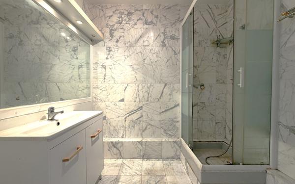 Appartement à vendre    2 pièces • 52,24 m2 Marseille 9