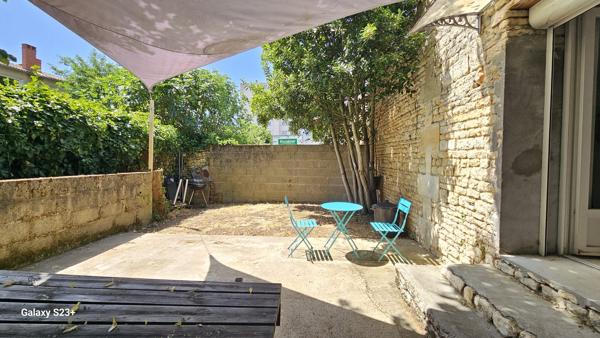 IMMEUBLE A USAGE DE BUREAUX ET COMMERCE