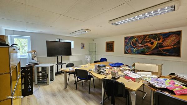 IMMEUBLE A USAGE DE BUREAUX ET COMMERCE