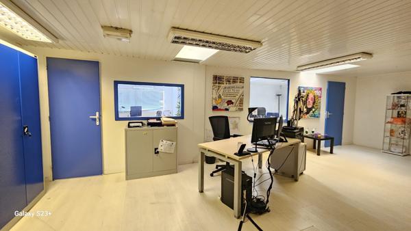 IMMEUBLE A USAGE DE BUREAUX ET COMMERCE