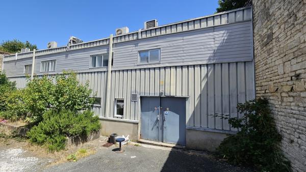 IMMEUBLE A USAGE DE BUREAUX ET COMMERCE