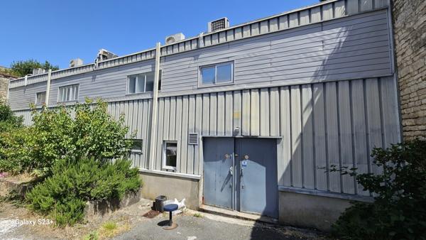 IMMEUBLE A USAGE DE BUREAUX ET COMMERCE
