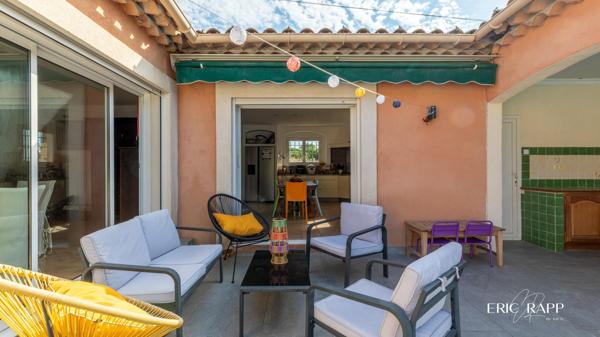 Villa de plain pied, au calme, avec piscine