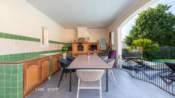 Villa de plain pied, au calme, avec piscine