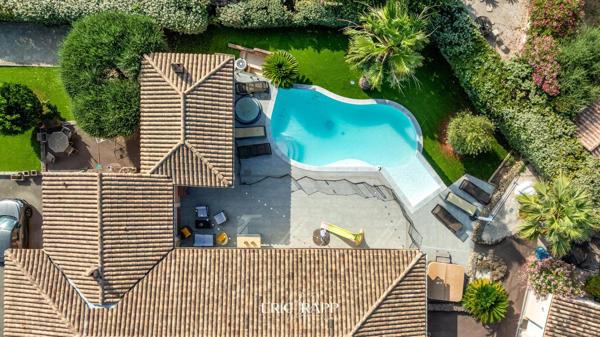 Villa de plain pied, au calme, avec piscine