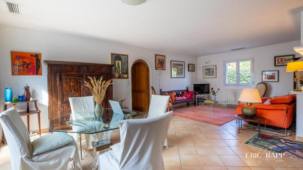 Villa de plain pied, au calme, avec piscine