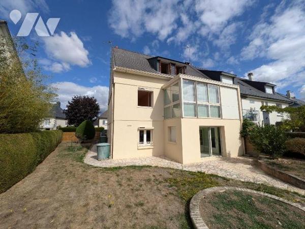 TRENTE CINQ NOTAIRES - NOUVEAUTÉ EN EXCLUSIVITÉ - A proximité du centre - cette maison de ville...