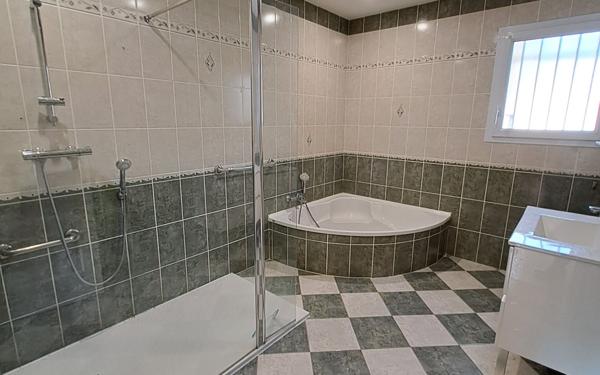 Maison à louer    5 pièces • 153,50 m2 Pont-l'Abbé-d'Arnoult