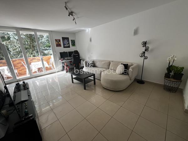 NOISIEL -77-. Appartement F4 propre et idéalement situé, à seulement 7 minutes de la gare, au 2ème étage sur 3 d'une résidence sécurisée avec digicode. Un parc arboré entoure l'immeuble, offrant un cadre verdoyant et agréable, parfait pour les promenades.
Les pièces sont spacieuses et bénéficient d'une belle luminosité traversante. L'appartement dispose de balcons agrémentés, de grandes jardinières ainsi que d'une magnifique terrasse de 15 m², idéale pour profiter des beaux jours et qui offre un exterieur de jeux sécurisé aux enfants. La vue dégagée sur la végétation offre un cadre paisible.
L'appartement comprend :
Un sas d'entrée de 7 m² (ancien balcon transformé).
Une salle à manger (pouvant être aménagée en chambre) de 15 m².
Un séjour lumineux de 21 m² avec un balcon et jardinières de chaque côté de la pièce.
Une cuisine de 10 m².
Une buanderie de 2 m².
Un couloir de 7 m² avec accès à la terrasse.
Deux chambres de 12 m² et 10 m² dont l'une climatisée avec accès à la terrasse.
Une salle d'eau de 5 m².
Un vaste garage privatif de 15 m².

Les atouts :

Chauffage individuel au gaz (consommation moyenne : environ 200 € par mois).
Commerces à 5 minutes.
Gare à 7 minutes.
Volets électriques.
Interphone.
Résidence calme, entourée d'un parc verdoyant.

Informations complémentaires :
DPE : D
Taxe foncière : 1 400 € par an.
Charges de copropriété : 93 € par mois.