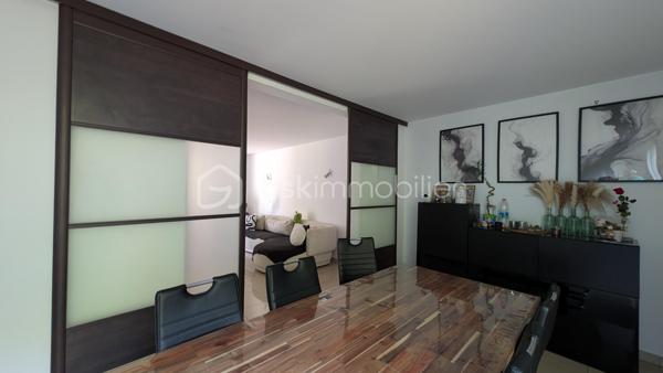 NOISIEL -77-. Appartement F4 propre et idéalement situé, à seulement 7 minutes de la gare, au 2ème étage sur 3 d'une résidence sécurisée avec digicode. Un parc arboré entoure l'immeuble, offrant un cadre verdoyant et agréable, parfait pour les promenades.
Les pièces sont spacieuses et bénéficient d'une belle luminosité traversante. L'appartement dispose de balcons agrémentés, de grandes jardinières ainsi que d'une magnifique terrasse de 15 m², idéale pour profiter des beaux jours et qui offre un exterieur de jeux sécurisé aux enfants. La vue dégagée sur la végétation offre un cadre paisible.
L'appartement comprend :
Un sas d'entrée de 7 m² (ancien balcon transformé).
Une salle à manger (pouvant être aménagée en chambre) de 15 m².
Un séjour lumineux de 21 m² avec un balcon et jardinières de chaque côté de la pièce.
Une cuisine de 10 m².
Une buanderie de 2 m².
Un couloir de 7 m² avec accès à la terrasse.
Deux chambres de 12 m² et 10 m² dont l'une climatisée avec accès à la terrasse.
Une salle d'eau de 5 m².
Un vaste garage privatif de 15 m².

Les atouts :

Chauffage individuel au gaz (consommation moyenne : environ 200 € par mois).
Commerces à 5 minutes.
Gare à 7 minutes.
Volets électriques.
Interphone.
Résidence calme, entourée d'un parc verdoyant.

Informations complémentaires :
DPE : D
Taxe foncière : 1 400 € par an.
Charges de copropriété : 93 € par mois.