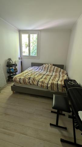 NOISIEL -77-. Appartement F4 propre et idéalement situé, à seulement 7 minutes de la gare, au 2ème étage sur 3 d'une résidence sécurisée avec digicode. Un parc arboré entoure l'immeuble, offrant un cadre verdoyant et agréable, parfait pour les promenades.
Les pièces sont spacieuses et bénéficient d'une belle luminosité traversante. L'appartement dispose de balcons agrémentés, de grandes jardinières ainsi que d'une magnifique terrasse de 15 m², idéale pour profiter des beaux jours et qui offre un exterieur de jeux sécurisé aux enfants. La vue dégagée sur la végétation offre un cadre paisible.
L'appartement comprend :
Un sas d'entrée de 7 m² (ancien balcon transformé).
Une salle à manger (pouvant être aménagée en chambre) de 15 m².
Un séjour lumineux de 21 m² avec un balcon et jardinières de chaque côté de la pièce.
Une cuisine de 10 m².
Une buanderie de 2 m².
Un couloir de 7 m² avec accès à la terrasse.
Deux chambres de 12 m² et 10 m² dont l'une climatisée avec accès à la terrasse.
Une salle d'eau de 5 m².
Un vaste garage privatif de 15 m².

Les atouts :

Chauffage individuel au gaz (consommation moyenne : environ 200 € par mois).
Commerces à 5 minutes.
Gare à 7 minutes.
Volets électriques.
Interphone.
Résidence calme, entourée d'un parc verdoyant.

Informations complémentaires :
DPE : D
Taxe foncière : 1 400 € par an.
Charges de copropriété : 93 € par mois.