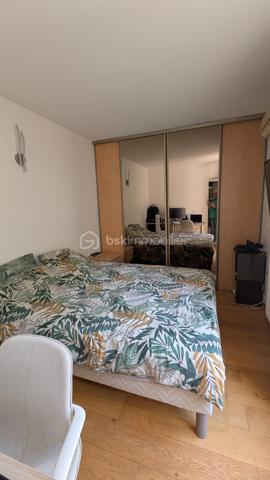 NOISIEL -77-. Appartement F4 propre et idéalement situé, à seulement 7 minutes de la gare, au 2ème étage sur 3 d'une résidence sécurisée avec digicode. Un parc arboré entoure l'immeuble, offrant un cadre verdoyant et agréable, parfait pour les promenades.
Les pièces sont spacieuses et bénéficient d'une belle luminosité traversante. L'appartement dispose de balcons agrémentés, de grandes jardinières ainsi que d'une magnifique terrasse de 15 m², idéale pour profiter des beaux jours et qui offre un exterieur de jeux sécurisé aux enfants. La vue dégagée sur la végétation offre un cadre paisible.
L'appartement comprend :
Un sas d'entrée de 7 m² (ancien balcon transformé).
Une salle à manger (pouvant être aménagée en chambre) de 15 m².
Un séjour lumineux de 21 m² avec un balcon et jardinières de chaque côté de la pièce.
Une cuisine de 10 m².
Une buanderie de 2 m².
Un couloir de 7 m² avec accès à la terrasse.
Deux chambres de 12 m² et 10 m² dont l'une climatisée avec accès à la terrasse.
Une salle d'eau de 5 m².
Un vaste garage privatif de 15 m².

Les atouts :

Chauffage individuel au gaz (consommation moyenne : environ 200 € par mois).
Commerces à 5 minutes.
Gare à 7 minutes.
Volets électriques.
Interphone.
Résidence calme, entourée d'un parc verdoyant.

Informations complémentaires :
DPE : D
Taxe foncière : 1 400 € par an.
Charges de copropriété : 93 € par mois.