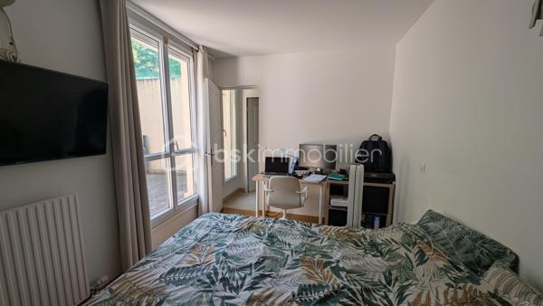 NOISIEL -77-. Appartement F4 propre et idéalement situé, à seulement 7 minutes de la gare, au 2ème étage sur 3 d'une résidence sécurisée avec digicode. Un parc arboré entoure l'immeuble, offrant un cadre verdoyant et agréable, parfait pour les promenades.
Les pièces sont spacieuses et bénéficient d'une belle luminosité traversante. L'appartement dispose de balcons agrémentés, de grandes jardinières ainsi que d'une magnifique terrasse de 15 m², idéale pour profiter des beaux jours et qui offre un exterieur de jeux sécurisé aux enfants. La vue dégagée sur la végétation offre un cadre paisible.
L'appartement comprend :
Un sas d'entrée de 7 m² (ancien balcon transformé).
Une salle à manger (pouvant être aménagée en chambre) de 15 m².
Un séjour lumineux de 21 m² avec un balcon et jardinières de chaque côté de la pièce.
Une cuisine de 10 m².
Une buanderie de 2 m².
Un couloir de 7 m² avec accès à la terrasse.
Deux chambres de 12 m² et 10 m² dont l'une climatisée avec accès à la terrasse.
Une salle d'eau de 5 m².
Un vaste garage privatif de 15 m².

Les atouts :

Chauffage individuel au gaz (consommation moyenne : environ 200 € par mois).
Commerces à 5 minutes.
Gare à 7 minutes.
Volets électriques.
Interphone.
Résidence calme, entourée d'un parc verdoyant.

Informations complémentaires :
DPE : D
Taxe foncière : 1 400 € par an.
Charges de copropriété : 93 € par mois.