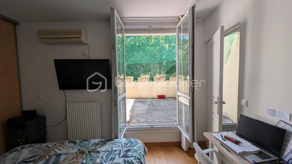 NOISIEL -77-. Appartement F4 propre et idéalement situé, à seulement 7 minutes de la gare, au 2ème étage sur 3 d'une résidence sécurisée avec digicode. Un parc arboré entoure l'immeuble, offrant un cadre verdoyant et agréable, parfait pour les promenades.
Les pièces sont spacieuses et bénéficient d'une belle luminosité traversante. L'appartement dispose de balcons agrémentés, de grandes jardinières ainsi que d'une magnifique terrasse de 15 m², idéale pour profiter des beaux jours et qui offre un exterieur de jeux sécurisé aux enfants. La vue dégagée sur la végétation offre un cadre paisible.
L'appartement comprend :
Un sas d'entrée de 7 m² (ancien balcon transformé).
Une salle à manger (pouvant être aménagée en chambre) de 15 m².
Un séjour lumineux de 21 m² avec un balcon et jardinières de chaque côté de la pièce.
Une cuisine de 10 m².
Une buanderie de 2 m².
Un couloir de 7 m² avec accès à la terrasse.
Deux chambres de 12 m² et 10 m² dont l'une climatisée avec accès à la terrasse.
Une salle d'eau de 5 m².
Un vaste garage privatif de 15 m².

Les atouts :

Chauffage individuel au gaz (consommation moyenne : environ 200 € par mois).
Commerces à 5 minutes.
Gare à 7 minutes.
Volets électriques.
Interphone.
Résidence calme, entourée d'un parc verdoyant.

Informations complémentaires :
DPE : D
Taxe foncière : 1 400 € par an.
Charges de copropriété : 93 € par mois.