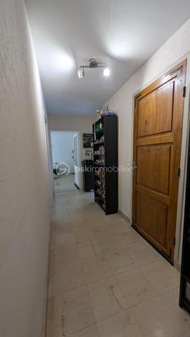 NOISIEL -77-. Appartement F4 propre et idéalement situé, à seulement 7 minutes de la gare, au 2ème étage sur 3 d'une résidence sécurisée avec digicode. Un parc arboré entoure l'immeuble, offrant un cadre verdoyant et agréable, parfait pour les promenades.
Les pièces sont spacieuses et bénéficient d'une belle luminosité traversante. L'appartement dispose de balcons agrémentés, de grandes jardinières ainsi que d'une magnifique terrasse de 15 m², idéale pour profiter des beaux jours et qui offre un exterieur de jeux sécurisé aux enfants. La vue dégagée sur la végétation offre un cadre paisible.
L'appartement comprend :
Un sas d'entrée de 7 m² (ancien balcon transformé).
Une salle à manger (pouvant être aménagée en chambre) de 15 m².
Un séjour lumineux de 21 m² avec un balcon et jardinières de chaque côté de la pièce.
Une cuisine de 10 m².
Une buanderie de 2 m².
Un couloir de 7 m² avec accès à la terrasse.
Deux chambres de 12 m² et 10 m² dont l'une climatisée avec accès à la terrasse.
Une salle d'eau de 5 m².
Un vaste garage privatif de 15 m².

Les atouts :

Chauffage individuel au gaz (consommation moyenne : environ 200 € par mois).
Commerces à 5 minutes.
Gare à 7 minutes.
Volets électriques.
Interphone.
Résidence calme, entourée d'un parc verdoyant.

Informations complémentaires :
DPE : D
Taxe foncière : 1 400 € par an.
Charges de copropriété : 93 € par mois.
