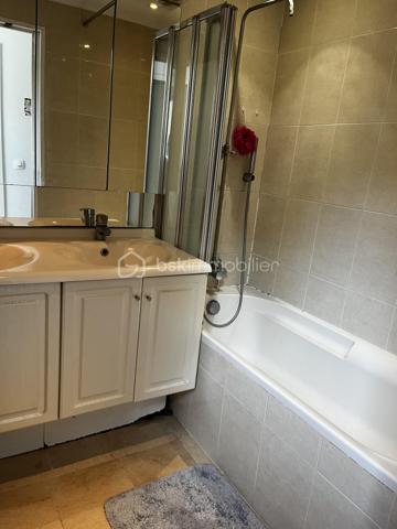 NOISIEL -77-. Appartement F4 propre et idéalement situé, à seulement 7 minutes de la gare, au 2ème étage sur 3 d'une résidence sécurisée avec digicode. Un parc arboré entoure l'immeuble, offrant un cadre verdoyant et agréable, parfait pour les promenades.
Les pièces sont spacieuses et bénéficient d'une belle luminosité traversante. L'appartement dispose de balcons agrémentés, de grandes jardinières ainsi que d'une magnifique terrasse de 15 m², idéale pour profiter des beaux jours et qui offre un exterieur de jeux sécurisé aux enfants. La vue dégagée sur la végétation offre un cadre paisible.
L'appartement comprend :
Un sas d'entrée de 7 m² (ancien balcon transformé).
Une salle à manger (pouvant être aménagée en chambre) de 15 m².
Un séjour lumineux de 21 m² avec un balcon et jardinières de chaque côté de la pièce.
Une cuisine de 10 m².
Une buanderie de 2 m².
Un couloir de 7 m² avec accès à la terrasse.
Deux chambres de 12 m² et 10 m² dont l'une climatisée avec accès à la terrasse.
Une salle d'eau de 5 m².
Un vaste garage privatif de 15 m².

Les atouts :

Chauffage individuel au gaz (consommation moyenne : environ 200 € par mois).
Commerces à 5 minutes.
Gare à 7 minutes.
Volets électriques.
Interphone.
Résidence calme, entourée d'un parc verdoyant.

Informations complémentaires :
DPE : D
Taxe foncière : 1 400 € par an.
Charges de copropriété : 93 € par mois.