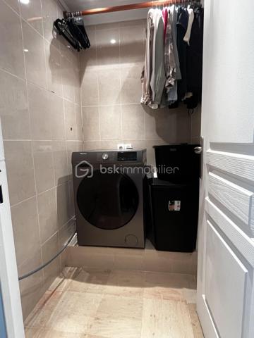 NOISIEL -77-. Appartement F4 propre et idéalement situé, à seulement 7 minutes de la gare, au 2ème étage sur 3 d'une résidence sécurisée avec digicode. Un parc arboré entoure l'immeuble, offrant un cadre verdoyant et agréable, parfait pour les promenades.
Les pièces sont spacieuses et bénéficient d'une belle luminosité traversante. L'appartement dispose de balcons agrémentés, de grandes jardinières ainsi que d'une magnifique terrasse de 15 m², idéale pour profiter des beaux jours et qui offre un exterieur de jeux sécurisé aux enfants. La vue dégagée sur la végétation offre un cadre paisible.
L'appartement comprend :
Un sas d'entrée de 7 m² (ancien balcon transformé).
Une salle à manger (pouvant être aménagée en chambre) de 15 m².
Un séjour lumineux de 21 m² avec un balcon et jardinières de chaque côté de la pièce.
Une cuisine de 10 m².
Une buanderie de 2 m².
Un couloir de 7 m² avec accès à la terrasse.
Deux chambres de 12 m² et 10 m² dont l'une climatisée avec accès à la terrasse.
Une salle d'eau de 5 m².
Un vaste garage privatif de 15 m².

Les atouts :

Chauffage individuel au gaz (consommation moyenne : environ 200 € par mois).
Commerces à 5 minutes.
Gare à 7 minutes.
Volets électriques.
Interphone.
Résidence calme, entourée d'un parc verdoyant.

Informations complémentaires :
DPE : D
Taxe foncière : 1 400 € par an.
Charges de copropriété : 93 € par mois.