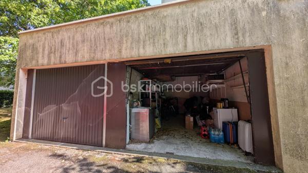 NOISIEL -77-. Appartement F4 propre et idéalement situé, à seulement 7 minutes de la gare, au 2ème étage sur 3 d'une résidence sécurisée avec digicode. Un parc arboré entoure l'immeuble, offrant un cadre verdoyant et agréable, parfait pour les promenades.
Les pièces sont spacieuses et bénéficient d'une belle luminosité traversante. L'appartement dispose de balcons agrémentés, de grandes jardinières ainsi que d'une magnifique terrasse de 15 m², idéale pour profiter des beaux jours et qui offre un exterieur de jeux sécurisé aux enfants. La vue dégagée sur la végétation offre un cadre paisible.
L'appartement comprend :
Un sas d'entrée de 7 m² (ancien balcon transformé).
Une salle à manger (pouvant être aménagée en chambre) de 15 m².
Un séjour lumineux de 21 m² avec un balcon et jardinières de chaque côté de la pièce.
Une cuisine de 10 m².
Une buanderie de 2 m².
Un couloir de 7 m² avec accès à la terrasse.
Deux chambres de 12 m² et 10 m² dont l'une climatisée avec accès à la terrasse.
Une salle d'eau de 5 m².
Un vaste garage privatif de 15 m².

Les atouts :

Chauffage individuel au gaz (consommation moyenne : environ 200 € par mois).
Commerces à 5 minutes.
Gare à 7 minutes.
Volets électriques.
Interphone.
Résidence calme, entourée d'un parc verdoyant.

Informations complémentaires :
DPE : D
Taxe foncière : 1 400 € par an.
Charges de copropriété : 93 € par mois.