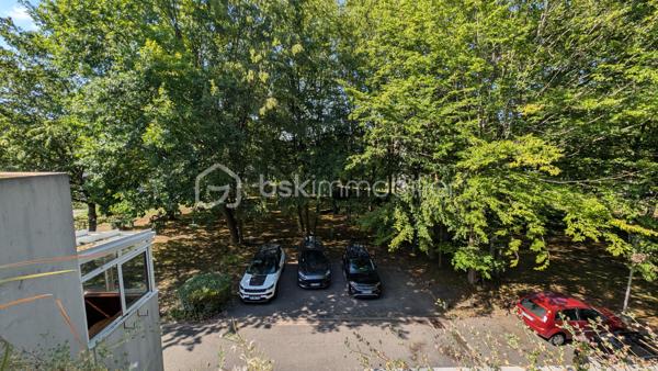 NOISIEL -77-. Appartement F4 propre et idéalement situé, à seulement 7 minutes de la gare, au 2ème étage sur 3 d'une résidence sécurisée avec digicode. Un parc arboré entoure l'immeuble, offrant un cadre verdoyant et agréable, parfait pour les promenades.
Les pièces sont spacieuses et bénéficient d'une belle luminosité traversante. L'appartement dispose de balcons agrémentés, de grandes jardinières ainsi que d'une magnifique terrasse de 15 m², idéale pour profiter des beaux jours et qui offre un exterieur de jeux sécurisé aux enfants. La vue dégagée sur la végétation offre un cadre paisible.
L'appartement comprend :
Un sas d'entrée de 7 m² (ancien balcon transformé).
Une salle à manger (pouvant être aménagée en chambre) de 15 m².
Un séjour lumineux de 21 m² avec un balcon et jardinières de chaque côté de la pièce.
Une cuisine de 10 m².
Une buanderie de 2 m².
Un couloir de 7 m² avec accès à la terrasse.
Deux chambres de 12 m² et 10 m² dont l'une climatisée avec accès à la terrasse.
Une salle d'eau de 5 m².
Un vaste garage privatif de 15 m².

Les atouts :

Chauffage individuel au gaz (consommation moyenne : environ 200 € par mois).
Commerces à 5 minutes.
Gare à 7 minutes.
Volets électriques.
Interphone.
Résidence calme, entourée d'un parc verdoyant.

Informations complémentaires :
DPE : D
Taxe foncière : 1 400 € par an.
Charges de copropriété : 93 € par mois.