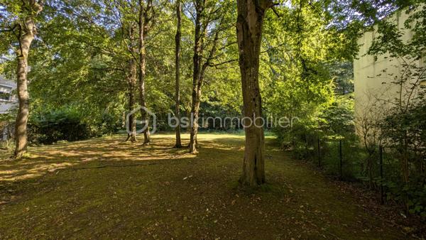 NOISIEL -77-. Appartement F4 propre et idéalement situé, à seulement 7 minutes de la gare, au 2ème étage sur 3 d'une résidence sécurisée avec digicode. Un parc arboré entoure l'immeuble, offrant un cadre verdoyant et agréable, parfait pour les promenades.
Les pièces sont spacieuses et bénéficient d'une belle luminosité traversante. L'appartement dispose de balcons agrémentés, de grandes jardinières ainsi que d'une magnifique terrasse de 15 m², idéale pour profiter des beaux jours et qui offre un exterieur de jeux sécurisé aux enfants. La vue dégagée sur la végétation offre un cadre paisible.
L'appartement comprend :
Un sas d'entrée de 7 m² (ancien balcon transformé).
Une salle à manger (pouvant être aménagée en chambre) de 15 m².
Un séjour lumineux de 21 m² avec un balcon et jardinières de chaque côté de la pièce.
Une cuisine de 10 m².
Une buanderie de 2 m².
Un couloir de 7 m² avec accès à la terrasse.
Deux chambres de 12 m² et 10 m² dont l'une climatisée avec accès à la terrasse.
Une salle d'eau de 5 m².
Un vaste garage privatif de 15 m².

Les atouts :

Chauffage individuel au gaz (consommation moyenne : environ 200 € par mois).
Commerces à 5 minutes.
Gare à 7 minutes.
Volets électriques.
Interphone.
Résidence calme, entourée d'un parc verdoyant.

Informations complémentaires :
DPE : D
Taxe foncière : 1 400 € par an.
Charges de copropriété : 93 € par mois.