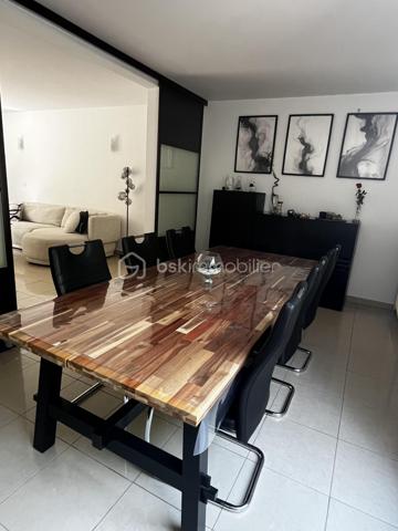 NOISIEL -77-. Appartement F4 propre et idéalement situé, à seulement 7 minutes de la gare, au 2ème étage sur 3 d'une résidence sécurisée avec digicode. Un parc arboré entoure l'immeuble, offrant un cadre verdoyant et agréable, parfait pour les promenades.
Les pièces sont spacieuses et bénéficient d'une belle luminosité traversante. L'appartement dispose de balcons agrémentés, de grandes jardinières ainsi que d'une magnifique terrasse de 15 m², idéale pour profiter des beaux jours et qui offre un exterieur de jeux sécurisé aux enfants. La vue dégagée sur la végétation offre un cadre paisible.
L'appartement comprend :
Un sas d'entrée de 7 m² (ancien balcon transformé).
Une salle à manger (pouvant être aménagée en chambre) de 15 m².
Un séjour lumineux de 21 m² avec un balcon et jardinières de chaque côté de la pièce.
Une cuisine de 10 m².
Une buanderie de 2 m².
Un couloir de 7 m² avec accès à la terrasse.
Deux chambres de 12 m² et 10 m² dont l'une climatisée avec accès à la terrasse.
Une salle d'eau de 5 m².
Un vaste garage privatif de 15 m².

Les atouts :

Chauffage individuel au gaz (consommation moyenne : environ 200 € par mois).
Commerces à 5 minutes.
Gare à 7 minutes.
Volets électriques.
Interphone.
Résidence calme, entourée d'un parc verdoyant.

Informations complémentaires :
DPE : D
Taxe foncière : 1 400 € par an.
Charges de copropriété : 93 € par mois.