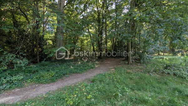 NOISIEL -77-. Appartement F4 propre et idéalement situé, à seulement 7 minutes de la gare, au 2ème étage sur 3 d'une résidence sécurisée avec digicode. Un parc arboré entoure l'immeuble, offrant un cadre verdoyant et agréable, parfait pour les promenades.
Les pièces sont spacieuses et bénéficient d'une belle luminosité traversante. L'appartement dispose de balcons agrémentés, de grandes jardinières ainsi que d'une magnifique terrasse de 15 m², idéale pour profiter des beaux jours et qui offre un exterieur de jeux sécurisé aux enfants. La vue dégagée sur la végétation offre un cadre paisible.
L'appartement comprend :
Un sas d'entrée de 7 m² (ancien balcon transformé).
Une salle à manger (pouvant être aménagée en chambre) de 15 m².
Un séjour lumineux de 21 m² avec un balcon et jardinières de chaque côté de la pièce.
Une cuisine de 10 m².
Une buanderie de 2 m².
Un couloir de 7 m² avec accès à la terrasse.
Deux chambres de 12 m² et 10 m² dont l'une climatisée avec accès à la terrasse.
Une salle d'eau de 5 m².
Un vaste garage privatif de 15 m².

Les atouts :

Chauffage individuel au gaz (consommation moyenne : environ 200 € par mois).
Commerces à 5 minutes.
Gare à 7 minutes.
Volets électriques.
Interphone.
Résidence calme, entourée d'un parc verdoyant.

Informations complémentaires :
DPE : D
Taxe foncière : 1 400 € par an.
Charges de copropriété : 93 € par mois.