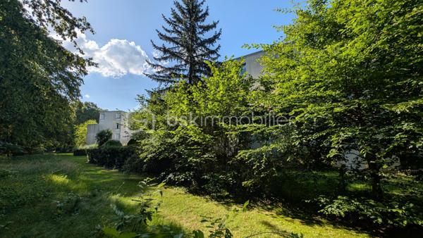 NOISIEL -77-. Appartement F4 propre et idéalement situé, à seulement 7 minutes de la gare, au 2ème étage sur 3 d'une résidence sécurisée avec digicode. Un parc arboré entoure l'immeuble, offrant un cadre verdoyant et agréable, parfait pour les promenades.
Les pièces sont spacieuses et bénéficient d'une belle luminosité traversante. L'appartement dispose de balcons agrémentés, de grandes jardinières ainsi que d'une magnifique terrasse de 15 m², idéale pour profiter des beaux jours et qui offre un exterieur de jeux sécurisé aux enfants. La vue dégagée sur la végétation offre un cadre paisible.
L'appartement comprend :
Un sas d'entrée de 7 m² (ancien balcon transformé).
Une salle à manger (pouvant être aménagée en chambre) de 15 m².
Un séjour lumineux de 21 m² avec un balcon et jardinières de chaque côté de la pièce.
Une cuisine de 10 m².
Une buanderie de 2 m².
Un couloir de 7 m² avec accès à la terrasse.
Deux chambres de 12 m² et 10 m² dont l'une climatisée avec accès à la terrasse.
Une salle d'eau de 5 m².
Un vaste garage privatif de 15 m².

Les atouts :

Chauffage individuel au gaz (consommation moyenne : environ 200 € par mois).
Commerces à 5 minutes.
Gare à 7 minutes.
Volets électriques.
Interphone.
Résidence calme, entourée d'un parc verdoyant.

Informations complémentaires :
DPE : D
Taxe foncière : 1 400 € par an.
Charges de copropriété : 93 € par mois.
