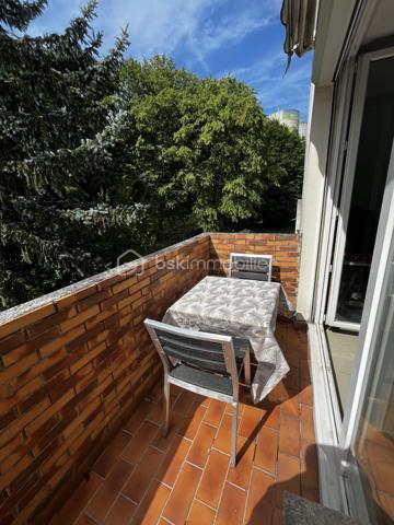NOISIEL -77-. Appartement F4 propre et idéalement situé, à seulement 7 minutes de la gare, au 2ème étage sur 3 d'une résidence sécurisée avec digicode. Un parc arboré entoure l'immeuble, offrant un cadre verdoyant et agréable, parfait pour les promenades.
Les pièces sont spacieuses et bénéficient d'une belle luminosité traversante. L'appartement dispose de balcons agrémentés, de grandes jardinières ainsi que d'une magnifique terrasse de 15 m², idéale pour profiter des beaux jours et qui offre un exterieur de jeux sécurisé aux enfants. La vue dégagée sur la végétation offre un cadre paisible.
L'appartement comprend :
Un sas d'entrée de 7 m² (ancien balcon transformé).
Une salle à manger (pouvant être aménagée en chambre) de 15 m².
Un séjour lumineux de 21 m² avec un balcon et jardinières de chaque côté de la pièce.
Une cuisine de 10 m².
Une buanderie de 2 m².
Un couloir de 7 m² avec accès à la terrasse.
Deux chambres de 12 m² et 10 m² dont l'une climatisée avec accès à la terrasse.
Une salle d'eau de 5 m².
Un vaste garage privatif de 15 m².

Les atouts :

Chauffage individuel au gaz (consommation moyenne : environ 200 € par mois).
Commerces à 5 minutes.
Gare à 7 minutes.
Volets électriques.
Interphone.
Résidence calme, entourée d'un parc verdoyant.

Informations complémentaires :
DPE : D
Taxe foncière : 1 400 € par an.
Charges de copropriété : 93 € par mois.