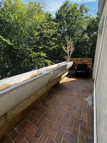 NOISIEL -77-. Appartement F4 propre et idéalement situé, à seulement 7 minutes de la gare, au 2ème étage sur 3 d'une résidence sécurisée avec digicode. Un parc arboré entoure l'immeuble, offrant un cadre verdoyant et agréable, parfait pour les promenades.
Les pièces sont spacieuses et bénéficient d'une belle luminosité traversante. L'appartement dispose de balcons agrémentés, de grandes jardinières ainsi que d'une magnifique terrasse de 15 m², idéale pour profiter des beaux jours et qui offre un exterieur de jeux sécurisé aux enfants. La vue dégagée sur la végétation offre un cadre paisible.
L'appartement comprend :
Un sas d'entrée de 7 m² (ancien balcon transformé).
Une salle à manger (pouvant être aménagée en chambre) de 15 m².
Un séjour lumineux de 21 m² avec un balcon et jardinières de chaque côté de la pièce.
Une cuisine de 10 m².
Une buanderie de 2 m².
Un couloir de 7 m² avec accès à la terrasse.
Deux chambres de 12 m² et 10 m² dont l'une climatisée avec accès à la terrasse.
Une salle d'eau de 5 m².
Un vaste garage privatif de 15 m².

Les atouts :

Chauffage individuel au gaz (consommation moyenne : environ 200 € par mois).
Commerces à 5 minutes.
Gare à 7 minutes.
Volets électriques.
Interphone.
Résidence calme, entourée d'un parc verdoyant.

Informations complémentaires :
DPE : D
Taxe foncière : 1 400 € par an.
Charges de copropriété : 93 € par mois.