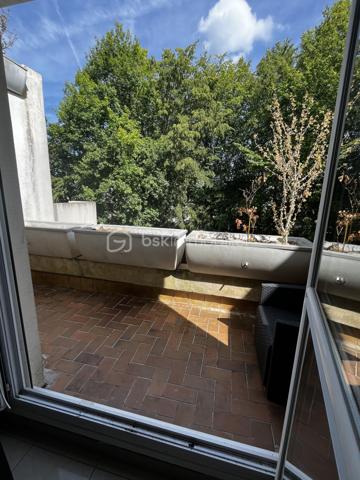 NOISIEL -77-. Appartement F4 propre et idéalement situé, à seulement 7 minutes de la gare, au 2ème étage sur 3 d'une résidence sécurisée avec digicode. Un parc arboré entoure l'immeuble, offrant un cadre verdoyant et agréable, parfait pour les promenades.
Les pièces sont spacieuses et bénéficient d'une belle luminosité traversante. L'appartement dispose de balcons agrémentés, de grandes jardinières ainsi que d'une magnifique terrasse de 15 m², idéale pour profiter des beaux jours et qui offre un exterieur de jeux sécurisé aux enfants. La vue dégagée sur la végétation offre un cadre paisible.
L'appartement comprend :
Un sas d'entrée de 7 m² (ancien balcon transformé).
Une salle à manger (pouvant être aménagée en chambre) de 15 m².
Un séjour lumineux de 21 m² avec un balcon et jardinières de chaque côté de la pièce.
Une cuisine de 10 m².
Une buanderie de 2 m².
Un couloir de 7 m² avec accès à la terrasse.
Deux chambres de 12 m² et 10 m² dont l'une climatisée avec accès à la terrasse.
Une salle d'eau de 5 m².
Un vaste garage privatif de 15 m².

Les atouts :

Chauffage individuel au gaz (consommation moyenne : environ 200 € par mois).
Commerces à 5 minutes.
Gare à 7 minutes.
Volets électriques.
Interphone.
Résidence calme, entourée d'un parc verdoyant.

Informations complémentaires :
DPE : D
Taxe foncière : 1 400 € par an.
Charges de copropriété : 93 € par mois.