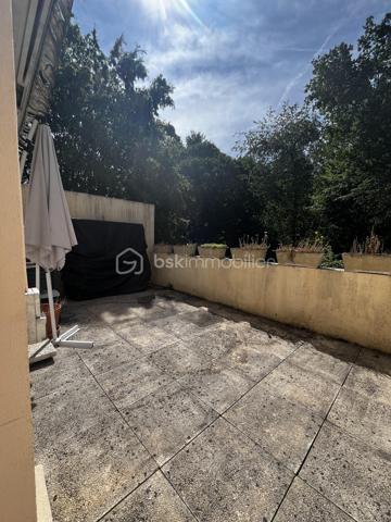 NOISIEL -77-. Appartement F4 propre et idéalement situé, à seulement 7 minutes de la gare, au 2ème étage sur 3 d'une résidence sécurisée avec digicode. Un parc arboré entoure l'immeuble, offrant un cadre verdoyant et agréable, parfait pour les promenades.
Les pièces sont spacieuses et bénéficient d'une belle luminosité traversante. L'appartement dispose de balcons agrémentés, de grandes jardinières ainsi que d'une magnifique terrasse de 15 m², idéale pour profiter des beaux jours et qui offre un exterieur de jeux sécurisé aux enfants. La vue dégagée sur la végétation offre un cadre paisible.
L'appartement comprend :
Un sas d'entrée de 7 m² (ancien balcon transformé).
Une salle à manger (pouvant être aménagée en chambre) de 15 m².
Un séjour lumineux de 21 m² avec un balcon et jardinières de chaque côté de la pièce.
Une cuisine de 10 m².
Une buanderie de 2 m².
Un couloir de 7 m² avec accès à la terrasse.
Deux chambres de 12 m² et 10 m² dont l'une climatisée avec accès à la terrasse.
Une salle d'eau de 5 m².
Un vaste garage privatif de 15 m².

Les atouts :

Chauffage individuel au gaz (consommation moyenne : environ 200 € par mois).
Commerces à 5 minutes.
Gare à 7 minutes.
Volets électriques.
Interphone.
Résidence calme, entourée d'un parc verdoyant.

Informations complémentaires :
DPE : D
Taxe foncière : 1 400 € par an.
Charges de copropriété : 93 € par mois.