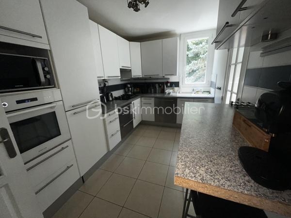 NOISIEL -77-. Appartement F4 propre et idéalement situé, à seulement 7 minutes de la gare, au 2ème étage sur 3 d'une résidence sécurisée avec digicode. Un parc arboré entoure l'immeuble, offrant un cadre verdoyant et agréable, parfait pour les promenades.
Les pièces sont spacieuses et bénéficient d'une belle luminosité traversante. L'appartement dispose de balcons agrémentés, de grandes jardinières ainsi que d'une magnifique terrasse de 15 m², idéale pour profiter des beaux jours et qui offre un exterieur de jeux sécurisé aux enfants. La vue dégagée sur la végétation offre un cadre paisible.
L'appartement comprend :
Un sas d'entrée de 7 m² (ancien balcon transformé).
Une salle à manger (pouvant être aménagée en chambre) de 15 m².
Un séjour lumineux de 21 m² avec un balcon et jardinières de chaque côté de la pièce.
Une cuisine de 10 m².
Une buanderie de 2 m².
Un couloir de 7 m² avec accès à la terrasse.
Deux chambres de 12 m² et 10 m² dont l'une climatisée avec accès à la terrasse.
Une salle d'eau de 5 m².
Un vaste garage privatif de 15 m².

Les atouts :

Chauffage individuel au gaz (consommation moyenne : environ 200 € par mois).
Commerces à 5 minutes.
Gare à 7 minutes.
Volets électriques.
Interphone.
Résidence calme, entourée d'un parc verdoyant.

Informations complémentaires :
DPE : D
Taxe foncière : 1 400 € par an.
Charges de copropriété : 93 € par mois.