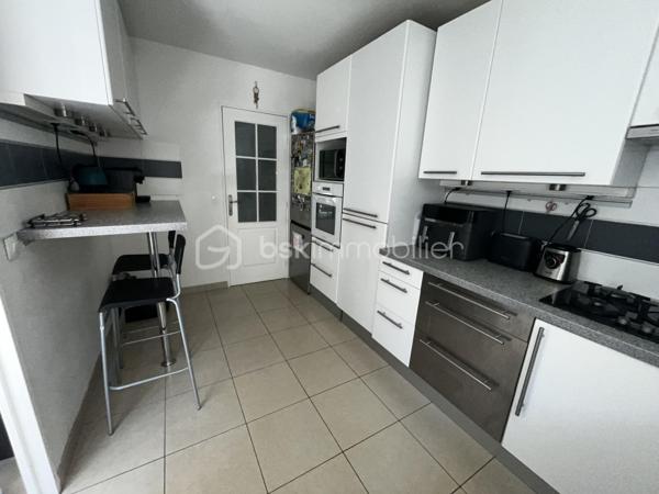 NOISIEL -77-. Appartement F4 propre et idéalement situé, à seulement 7 minutes de la gare, au 2ème étage sur 3 d'une résidence sécurisée avec digicode. Un parc arboré entoure l'immeuble, offrant un cadre verdoyant et agréable, parfait pour les promenades.
Les pièces sont spacieuses et bénéficient d'une belle luminosité traversante. L'appartement dispose de balcons agrémentés, de grandes jardinières ainsi que d'une magnifique terrasse de 15 m², idéale pour profiter des beaux jours et qui offre un exterieur de jeux sécurisé aux enfants. La vue dégagée sur la végétation offre un cadre paisible.
L'appartement comprend :
Un sas d'entrée de 7 m² (ancien balcon transformé).
Une salle à manger (pouvant être aménagée en chambre) de 15 m².
Un séjour lumineux de 21 m² avec un balcon et jardinières de chaque côté de la pièce.
Une cuisine de 10 m².
Une buanderie de 2 m².
Un couloir de 7 m² avec accès à la terrasse.
Deux chambres de 12 m² et 10 m² dont l'une climatisée avec accès à la terrasse.
Une salle d'eau de 5 m².
Un vaste garage privatif de 15 m².

Les atouts :

Chauffage individuel au gaz (consommation moyenne : environ 200 € par mois).
Commerces à 5 minutes.
Gare à 7 minutes.
Volets électriques.
Interphone.
Résidence calme, entourée d'un parc verdoyant.

Informations complémentaires :
DPE : D
Taxe foncière : 1 400 € par an.
Charges de copropriété : 93 € par mois.